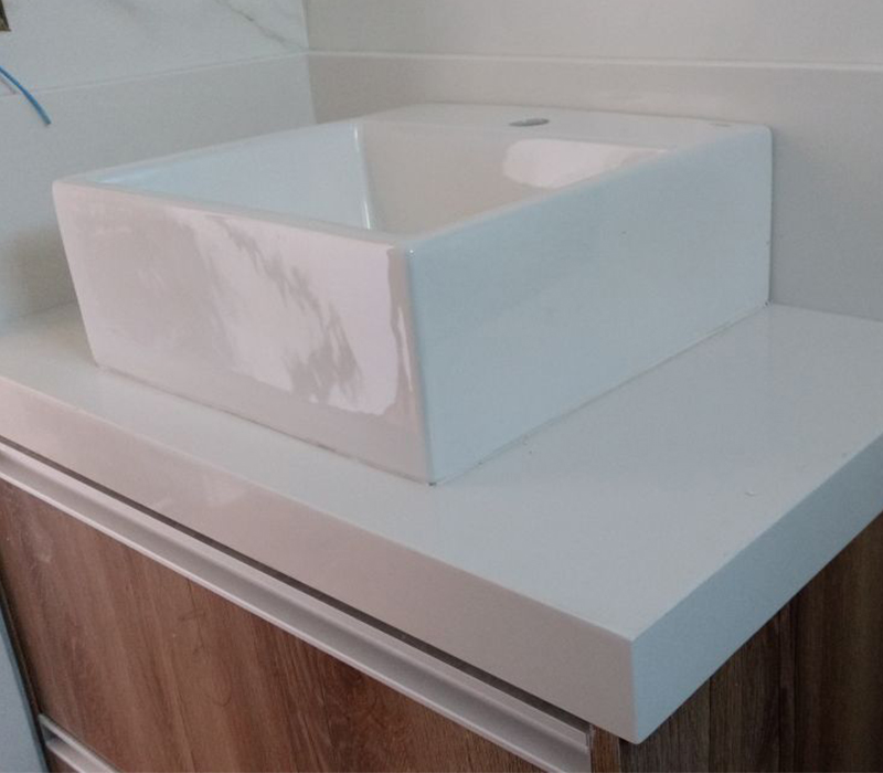 Banheiro com bancada de pedra sob medida (projeto 03)