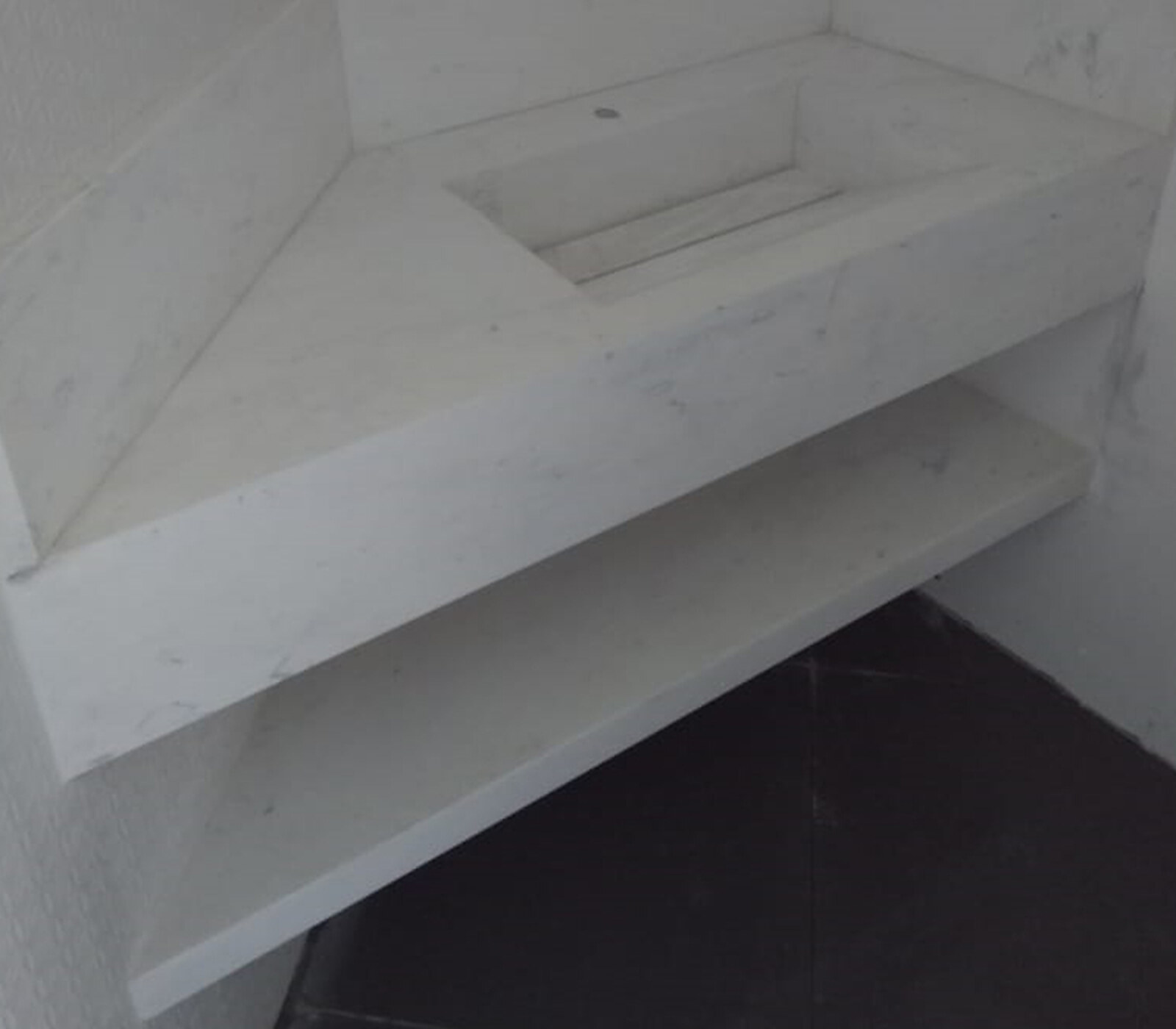 Banheiro com bancada de pedra sob medida (projeto 09)